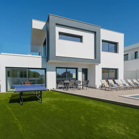 And Friends With Ocean View לוריניה