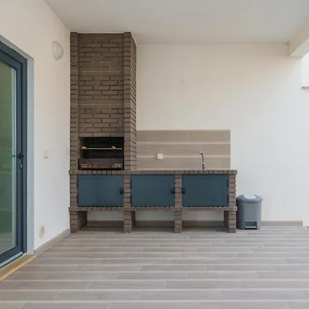 And Friends With Ocean View Willa