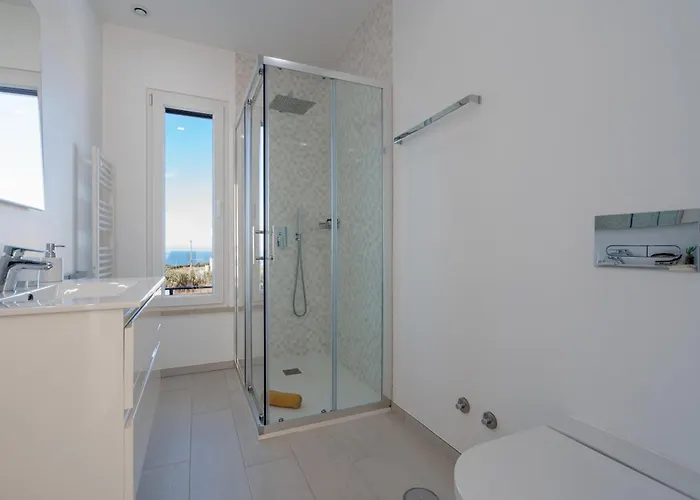 And Friends With Ocean View * 로리냐